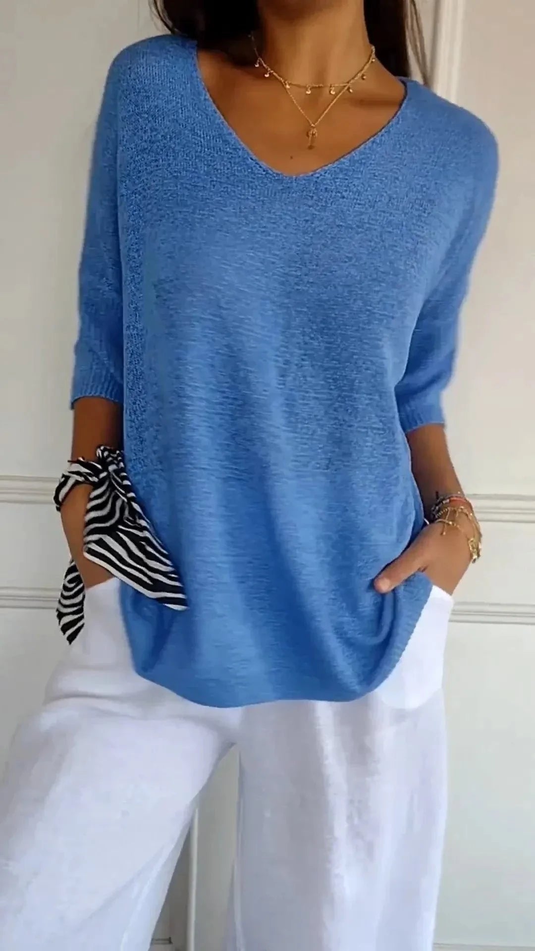 Blusa Luna azul em malha leve com decote V — Miralleve