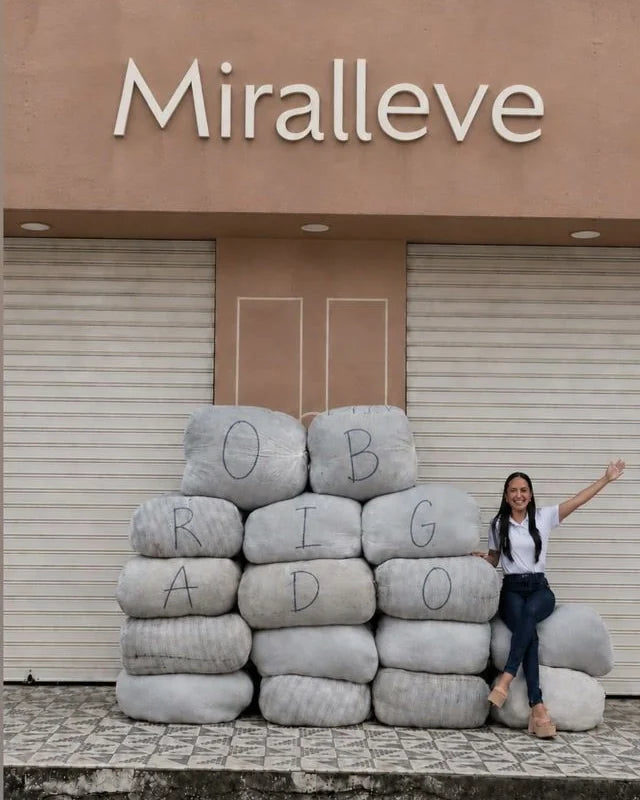 Nossa loja, com os fardos de peças novas chegando: um "obrigado" a cada cliente que confia na Miralleve.