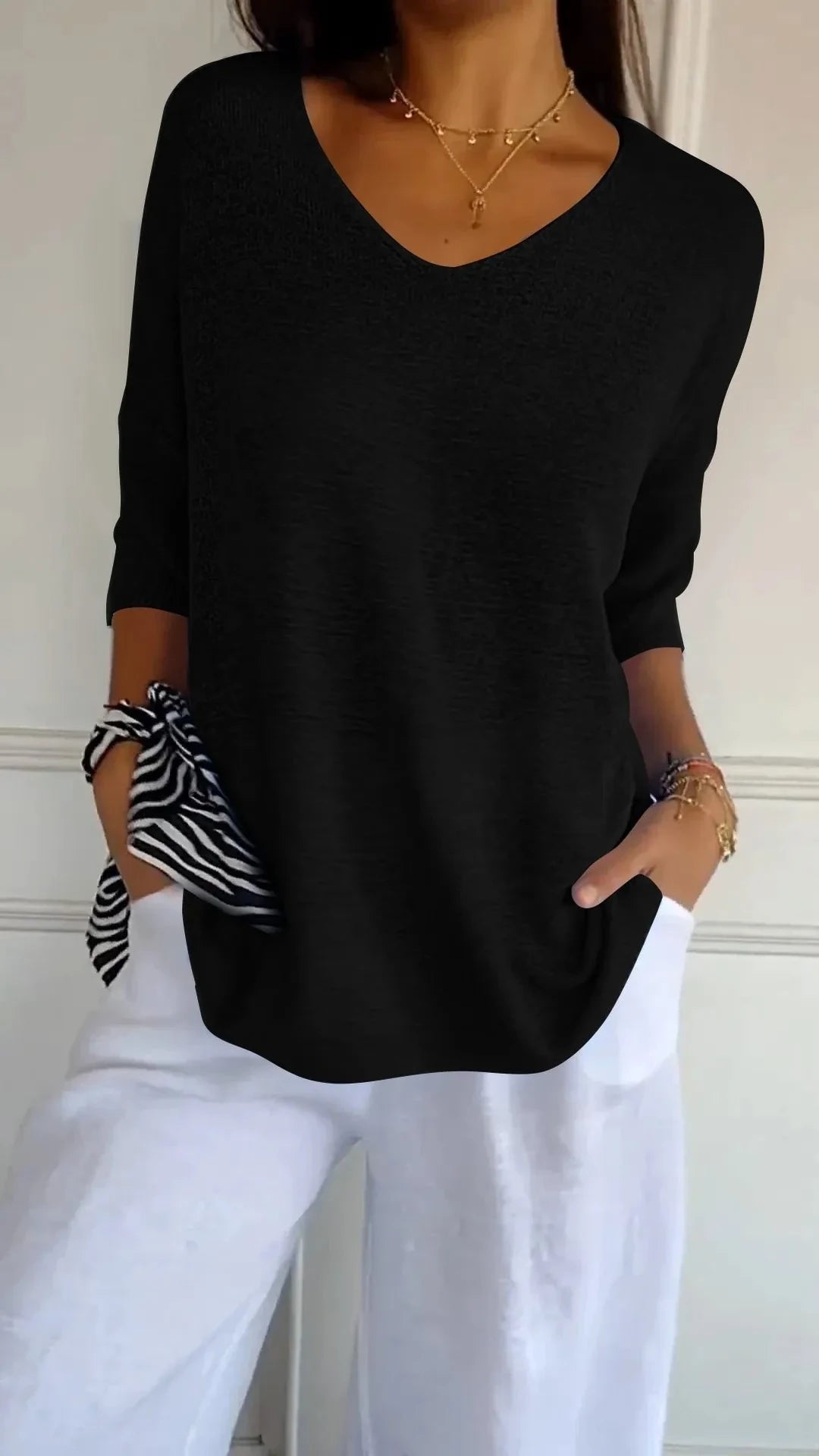 Blusa Luna preta em malha leve com decote V — Miralleve